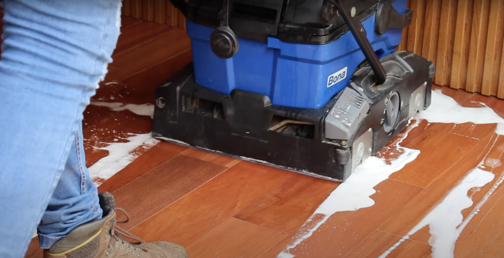 Especialista Sonotto lava o piso de madeira utilizando máquina especial
